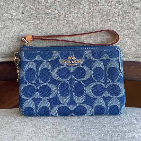 NWT！COACH CORNER ZIP WRISTLET IN SIGNATURE DENIM（COACH CZ452）fast shipping
